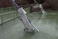 Das Wehr ist vorschriftsmäßig geschlossen, wie stets bei Hochwasser. Aber zwecklos.