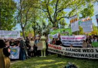 „Klimaschädlich” und “milliardenschwer”: Demo in Essling gegen S1 Lobau-Autobahn